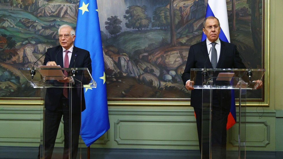 لافروف يتهم الغرب بازدواجية المعايير إزاء قضية نافالني.. وبوريل: عقوبات جديدة خارج النقاش