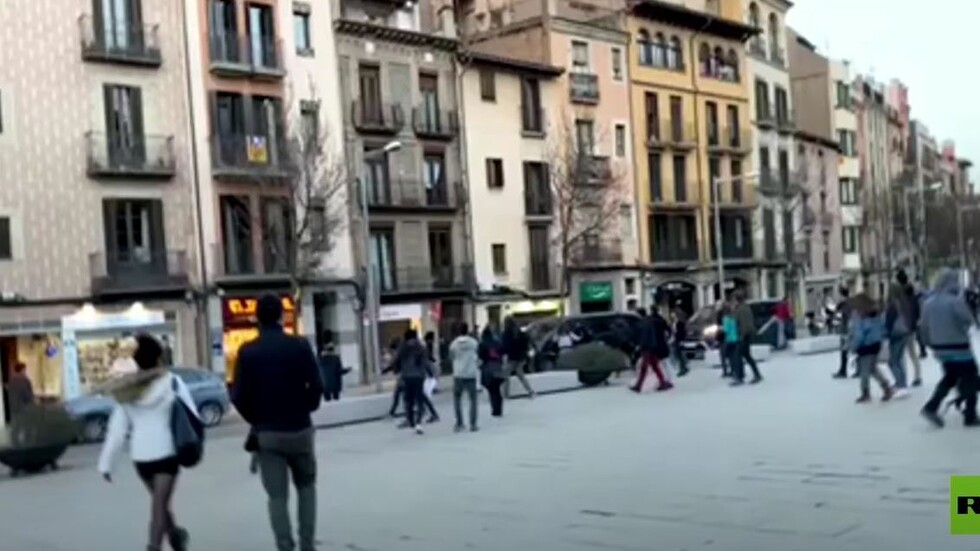 المحتجون يهاجمون سيارات السياسيين في إسبانيا