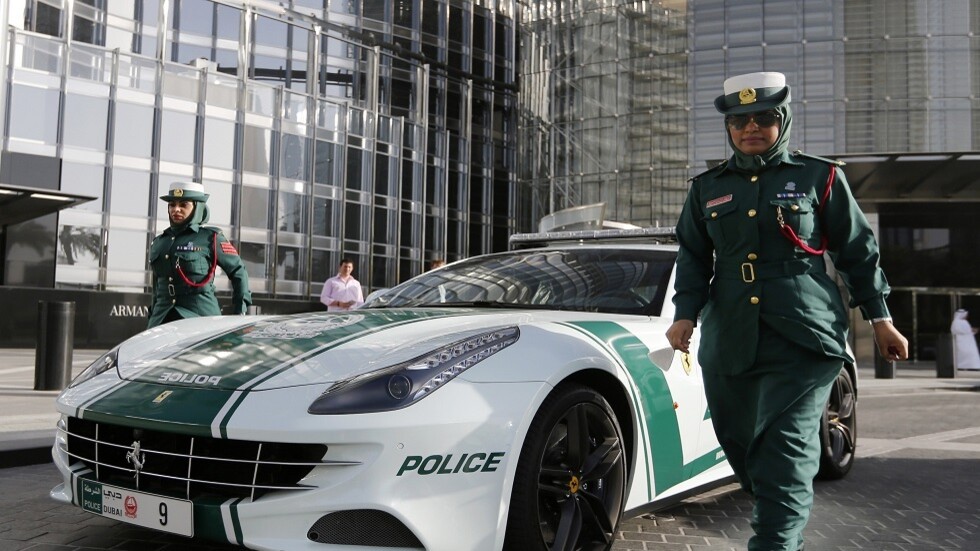 مباني شرطة دبي تتلون بالأحمر لهذا السبب (صور)