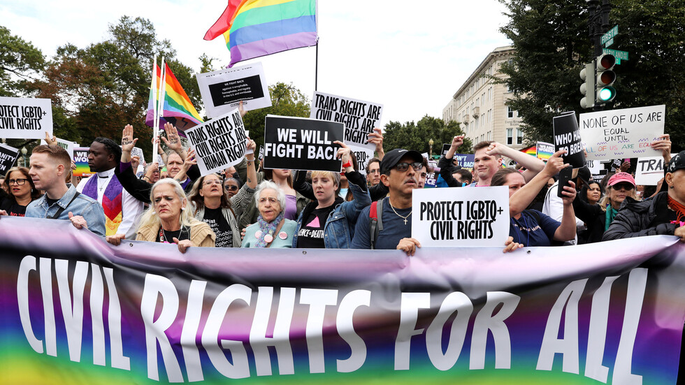 عادت أمريكا للدفاع عن المثليين