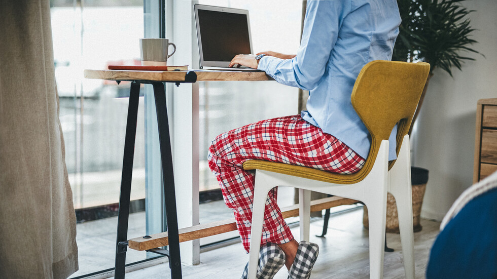 بحث جديد يربط بين العمل بالبيجاما وسوء الصحة العقلية!