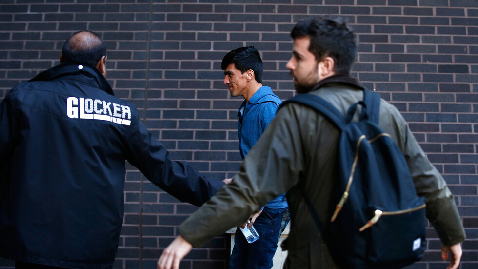 بريطانيا: جميع المهاجرين الذين يعيشون في البلاد مؤهلين للحصول على لقاح كورونا