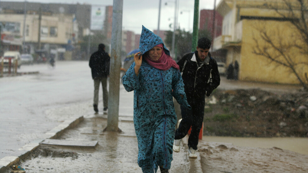 المغرب.. مصرع 24 شخصا في معمل للنسيج غمرته مياه الأمطار في طنجة