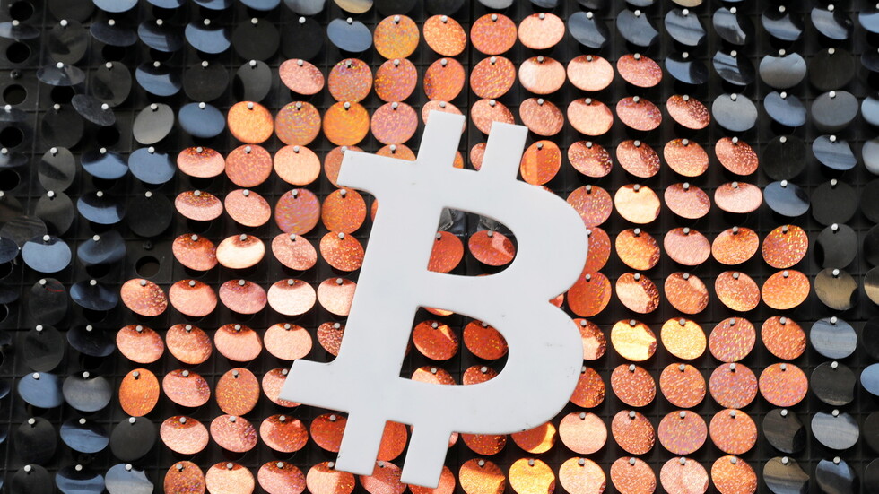 عملة "البيتكوين" تقفز بعد إعلان من "تسلا"