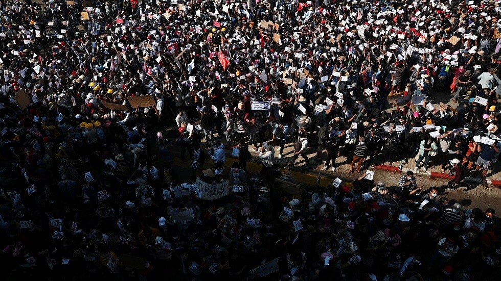 استمرار التظاهرات في ميانمار رغم تحذيرات الجيش