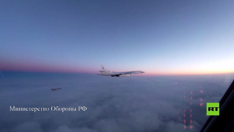 تحليق قاذفات تو-160 الروسية فوق بحار بارنتس والنرويج وجرينلاند