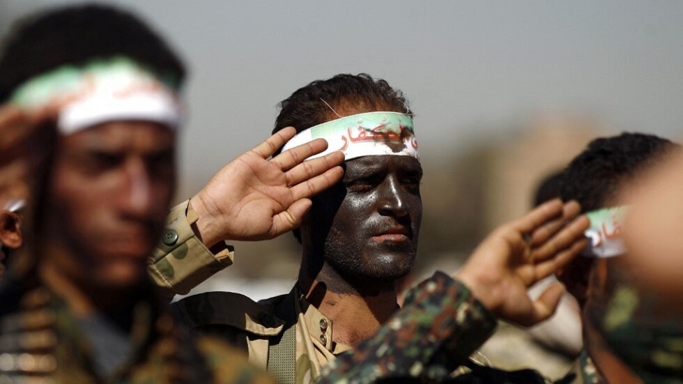 مسؤول حوثي يعلن وقف الهجمات على السعودية حال إنهاء التحالف العربي ضرباته