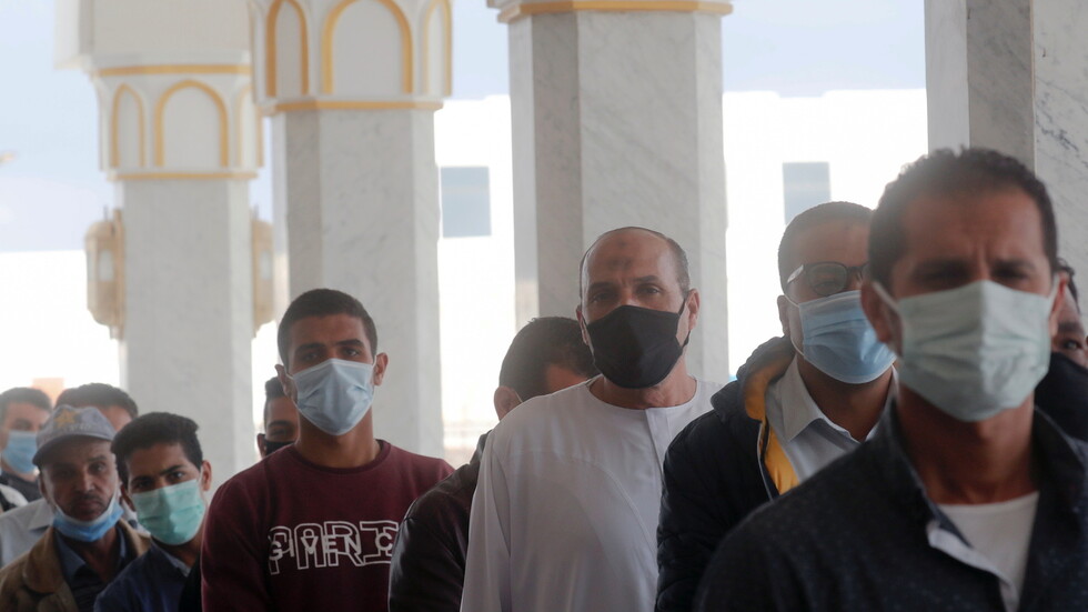 مصر تسجل 573 إصابة جديدة بفيروس كورونا و52 وفاة