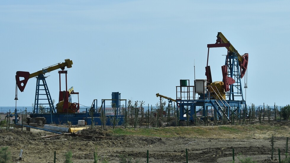 انخفاض أسعار النفط رغم بيانات أمريكية غير متوقعة