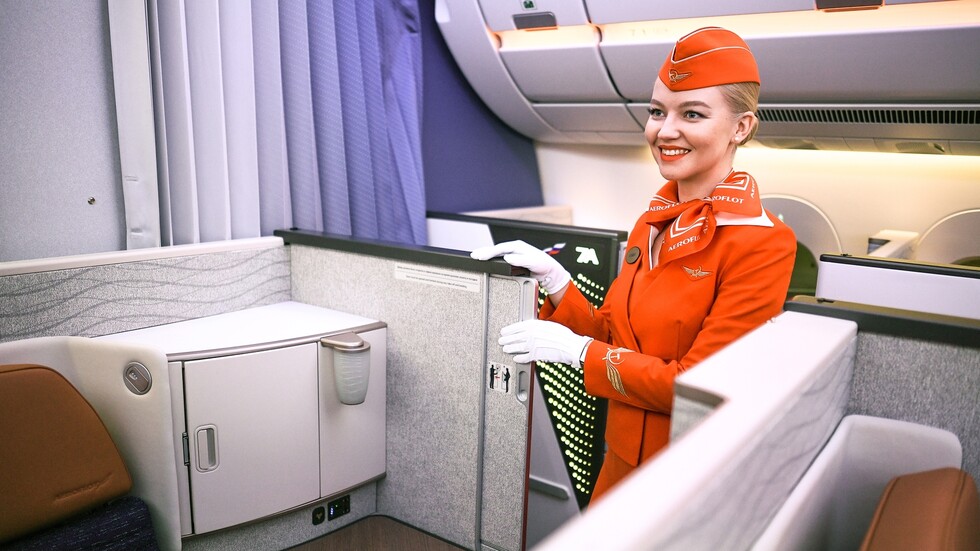 مضيفة طيران تتحدث عن تأثير الألوان داخل الطائرات وتكشف سر اللون الأصفر