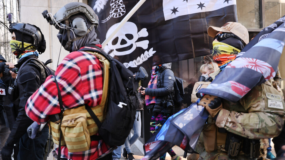 عنصر سابق في مكتب التحقيقات الفدرالي واستخبارات البحرية يشتبه في أنه نظم اقتحام مبنى الكابيتول