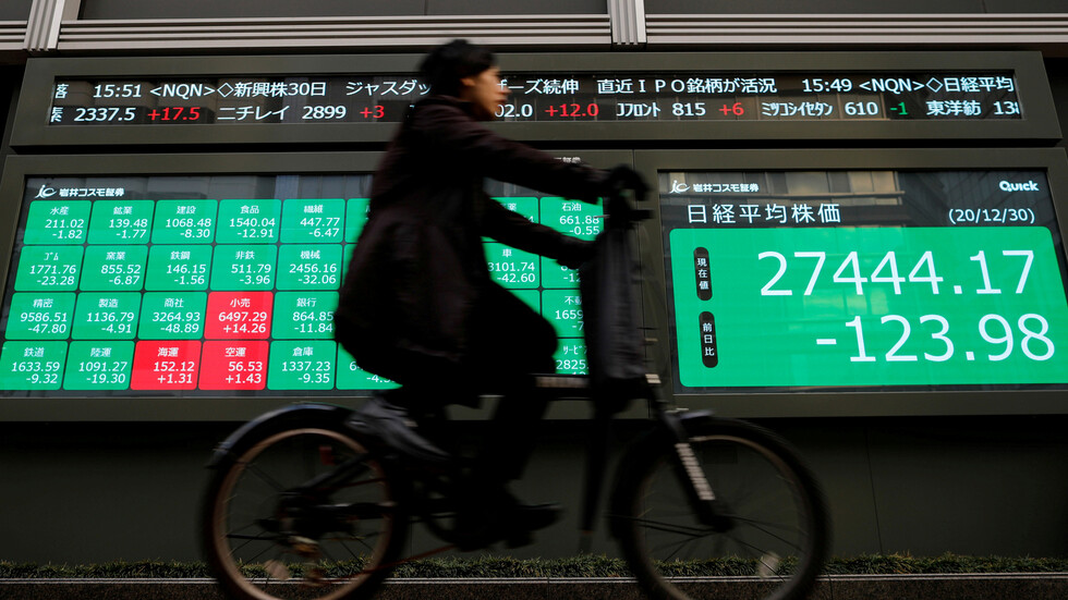 "نيكي" الياباني يهبط عن ذروة 30 عاما