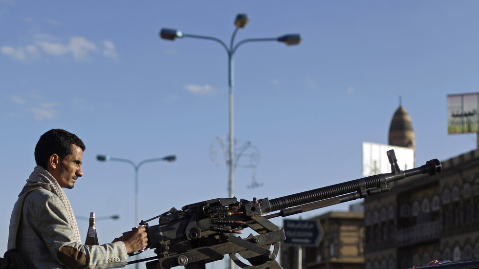 الحوثيون يعلنون استهداف مطار أبها بطائرة مسيرة