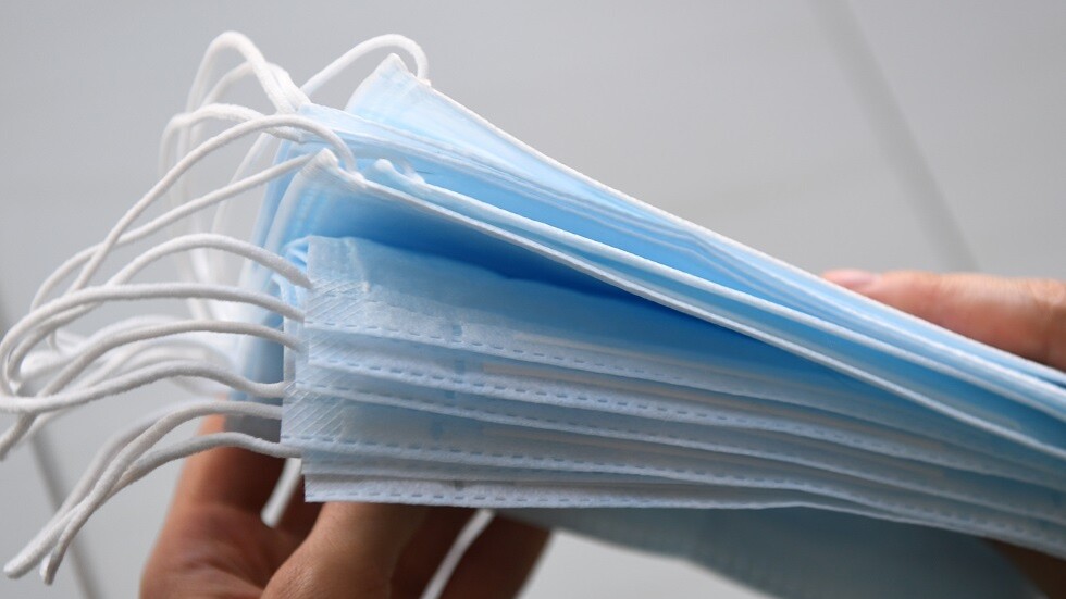 دراسة: ارتداء المصابين الكمامة الطبية يقلص شدة سريان كوفيد-19