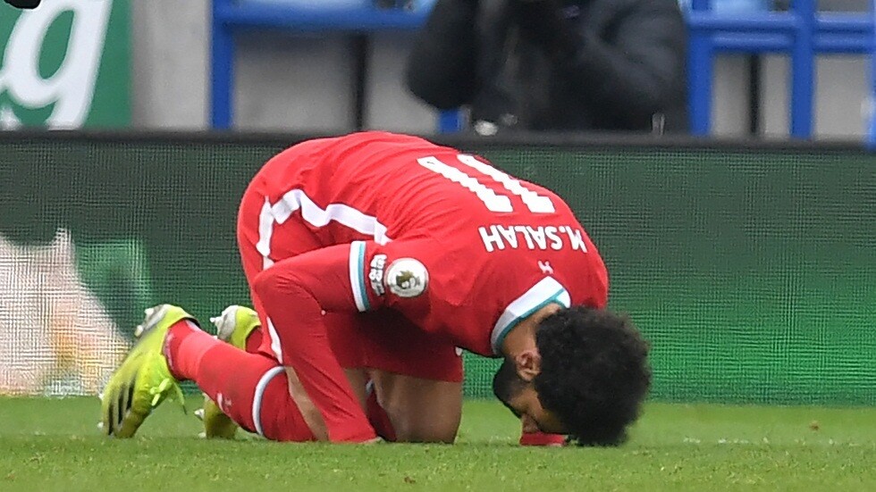 محمد صلاح يسجل هدفا رائعا في شباك ليستر بعد تمريرة برازيلية ساحرة بالكعب (فيديو)