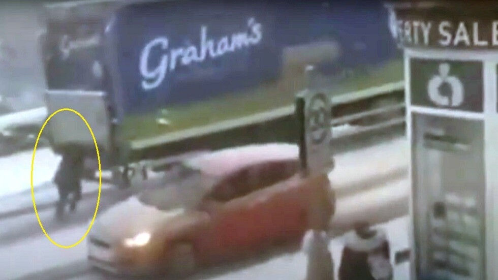 امرأة ثلاثينية خارقة تدفع شاحنة ضخمة وسط الثلوج