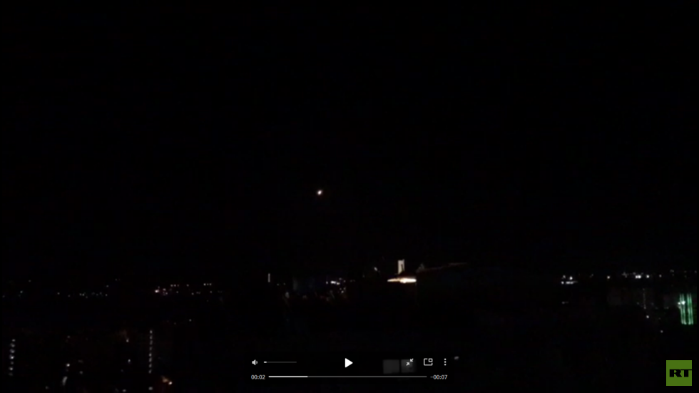 شاهد.. الدفاعات الجوية السورية تتصدى لعدوان إسرائيلي على دمشق