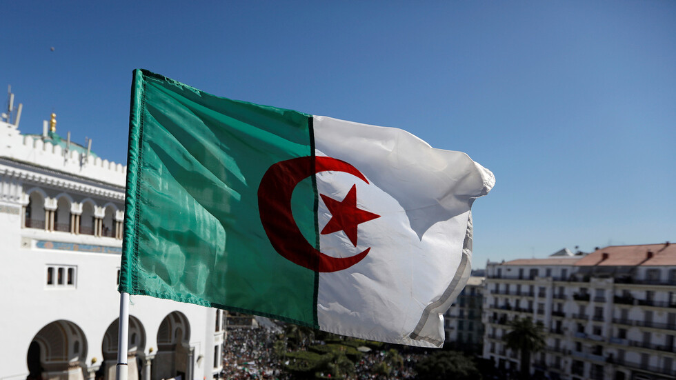 الجزائر.. تبرعات بنحو مليار سنتيم لمواطن محتجز في مستشفى بتركيا