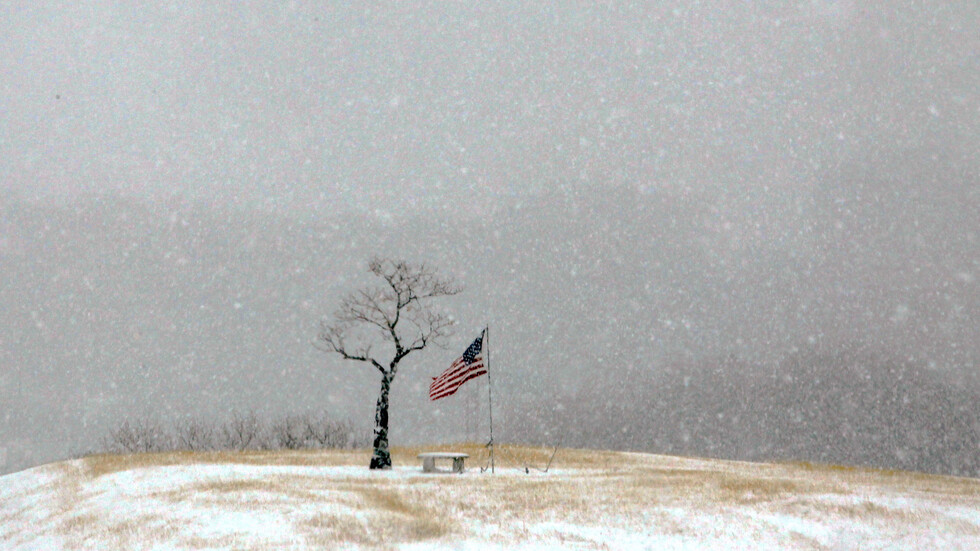 قتيل بموجة برد قاسية تضرب تكساس والثلوج تغطي الشواطئ في مشهد نادر (فيديو)
