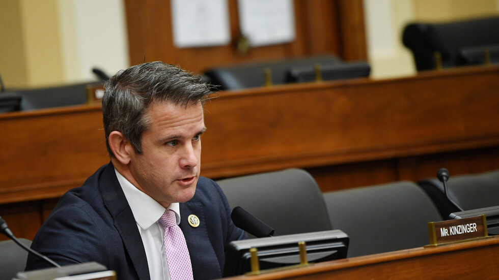 عبر رسالة مكتوبة بخط اليد.. عائلة نائب جمهوري تتبرأ منه بسبب ترامب