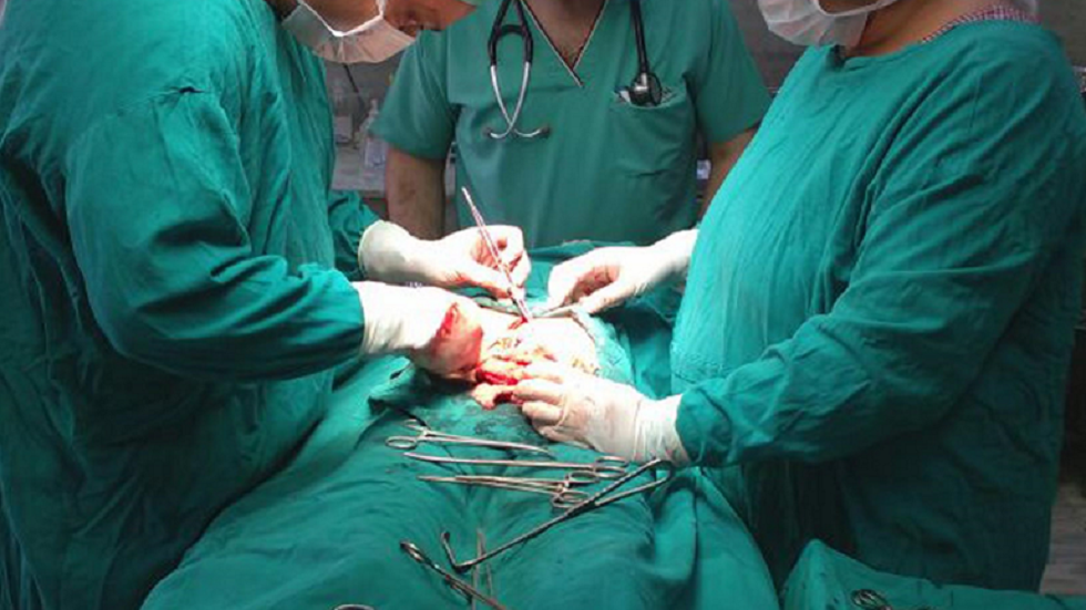 كرة شعر ضخمة تمزق جدار معدة شابة وتُدخلها الجراحة!