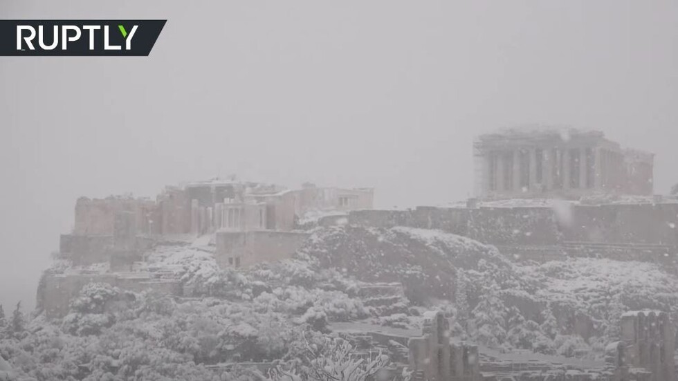 الثلوج تغطي معبد الأكروبوليس في موجة برد تجتاح أثينا
