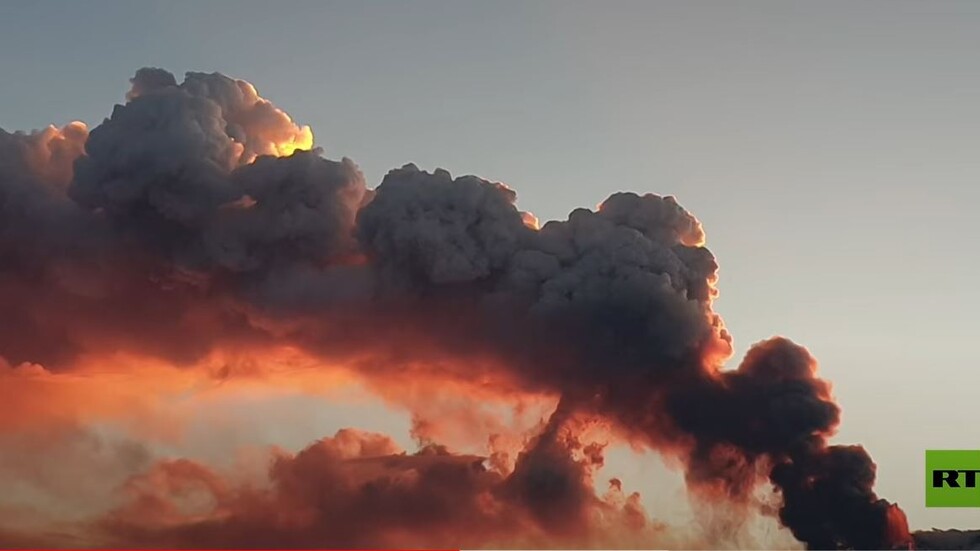 مطر ناري  ونوافير من الحمم البركانية.. 