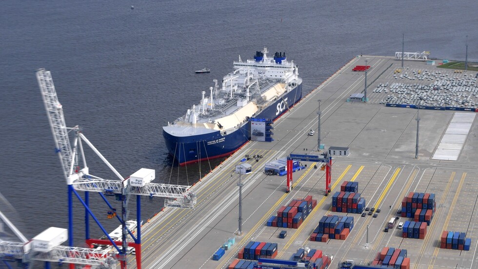 أول رحلة في الشتاء.. ناقلة روسية عملاقة تخترق جليد الشمالي بدون كاسحة جليد