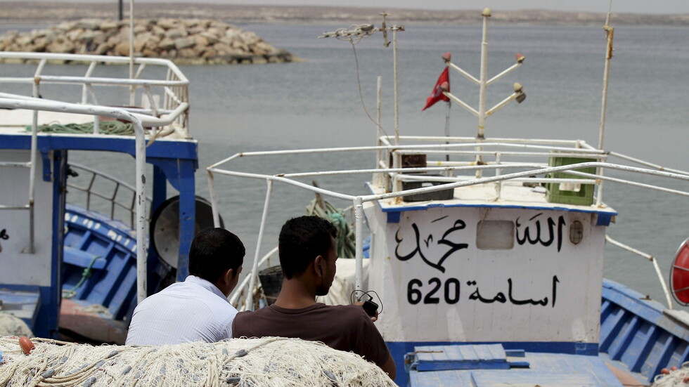 تونس.. البحارة يغلقون ميناءين لتجاهل مطالبهم