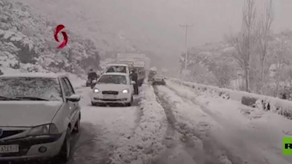 عاصفة ثلجية ضخمة تضرب سوريا وتتسبب بفوضى مرورية