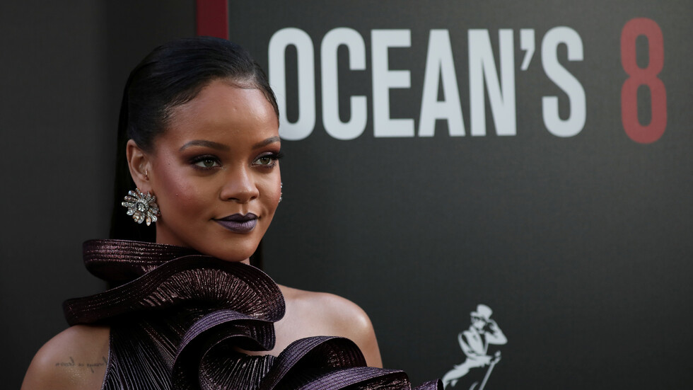 هنود يهاجمون ريهانا بعد نشرها صورة عارية الصدر وعلى جيدها قلادة كبير آلهة الهندوس