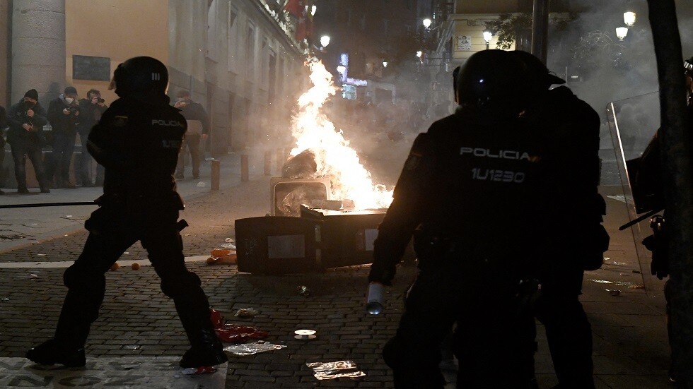 بسبب سجن مغني راب.. اعتقال عشرات المتظاهرين في إسبانيا