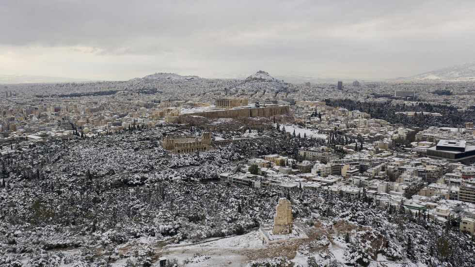 اليونان.. تعليق حملة التلقيح ضد كورونا بسبب الثلوج