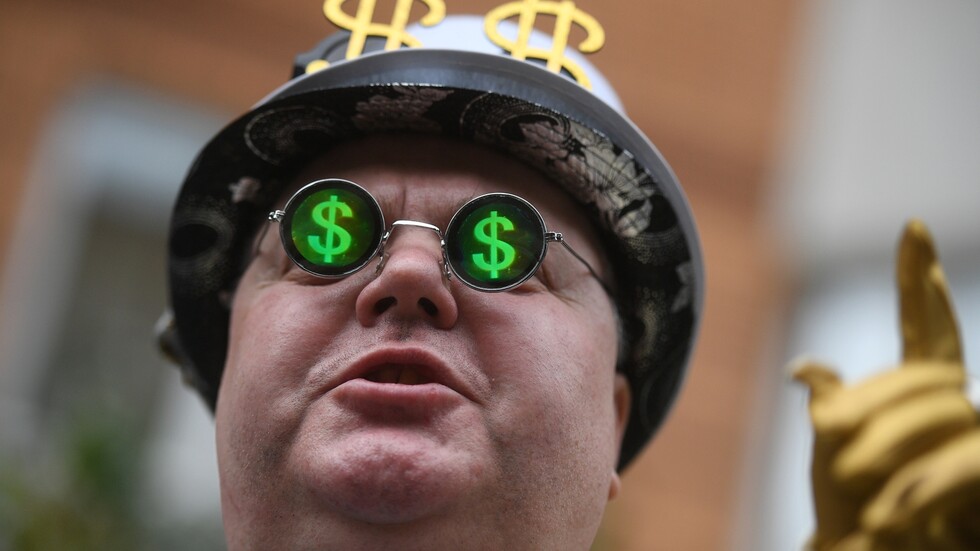 ترتفع بـ2.7 مليار دولار في الساعة.. ديون العالم تبلغ مستوى "فلكيا" في نهاية 2020