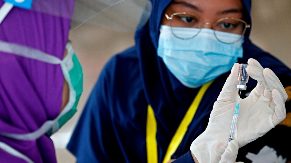 العاصمة الإندونيسية تهدد بفرض غرامات غير مسبوقة على رافضي لقاح كورونا