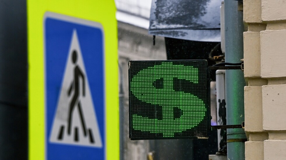 الدولار يتكبد خسائر بعد بيانات الوظائف الأمريكية