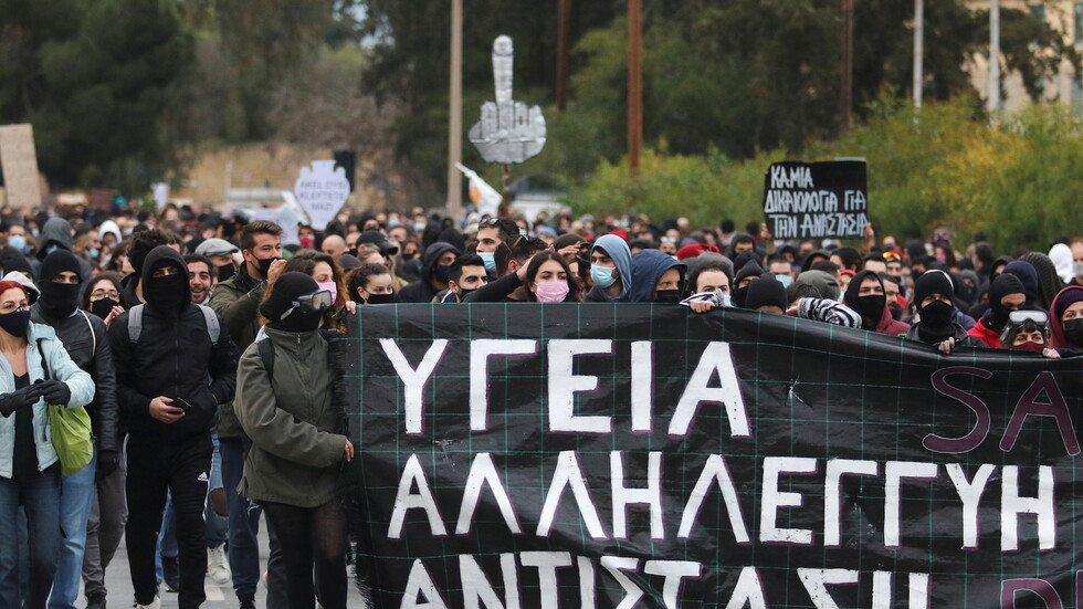 آلاف القبارصة يحتجون مجددا على قيود كورونا والفساد رغم حظر التجمعات