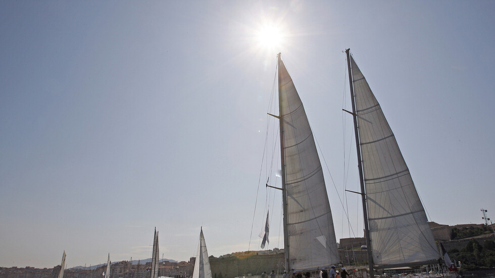 ماليزيا..احتراق وغرق يخت يمتلكه "أثرياء" من بينهم رجل الأعمال الفرنسي الشهير برنارد تابي