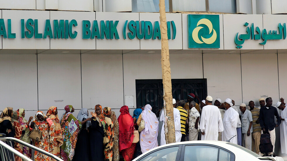 السودان يعلن اتباع نظام مزدوج للبنوك الإسلامية وغير الإسلامية