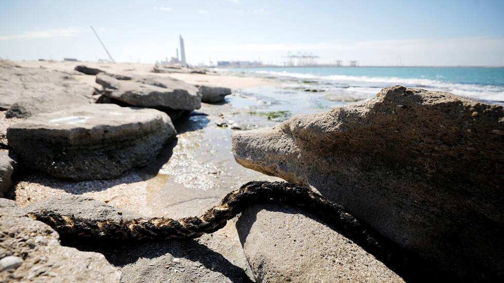 إسرائيل تغلق شواطئ المتوسط إثر تسرب نفطي غامض ونتنياهو يبحث الوضع مع وزير الطاقة المصري