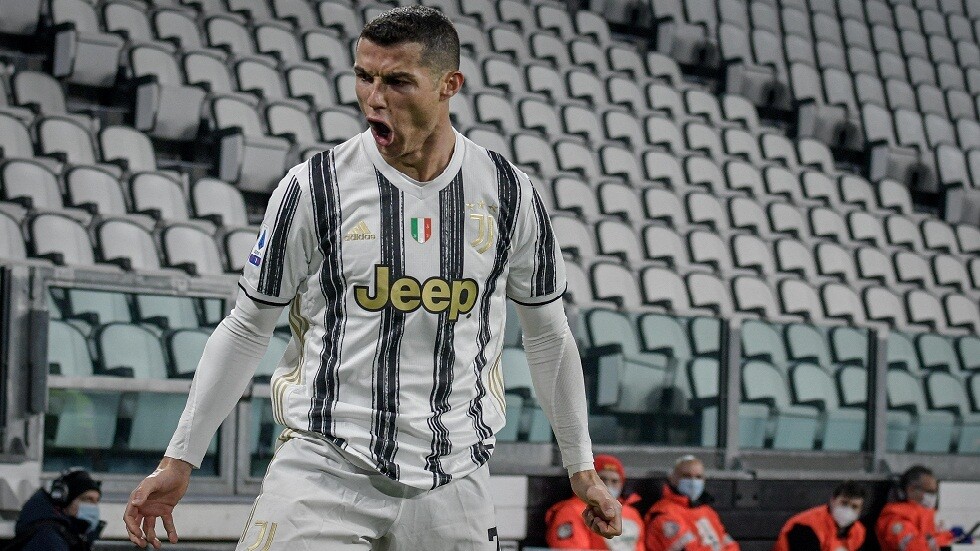 رونالدو يقود يوفنتوس للتغلب على كروتوني بثلاثية وينتزع صدارة الهدافين من لوكاكو (فيديو)