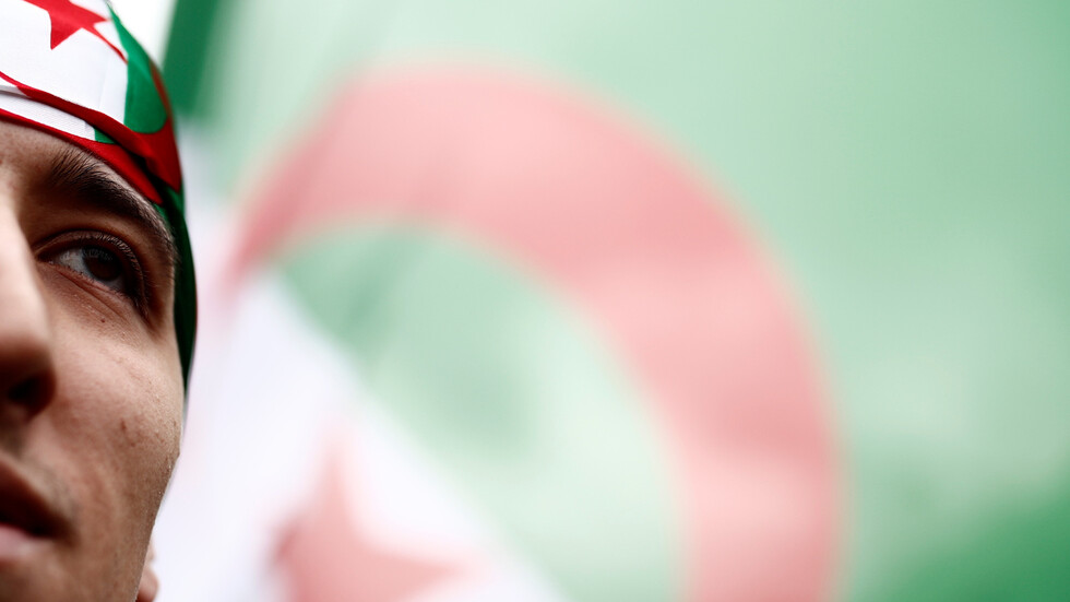 الجزائر.. "المهدي المنتظر" يطعن رجلا ظنه بوتفليقة!