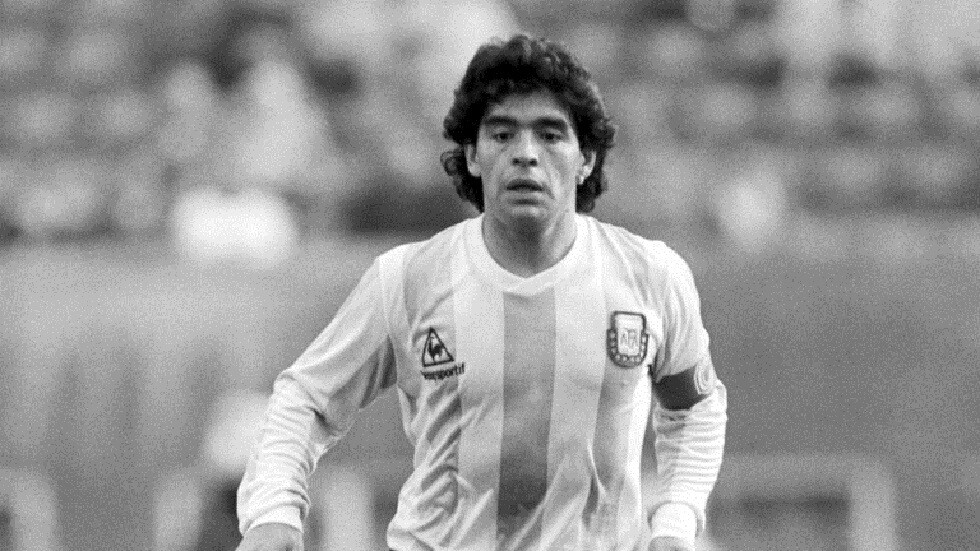 الادعاء العام يستدعي لجنة طبية للبت في وفاة مارادونا