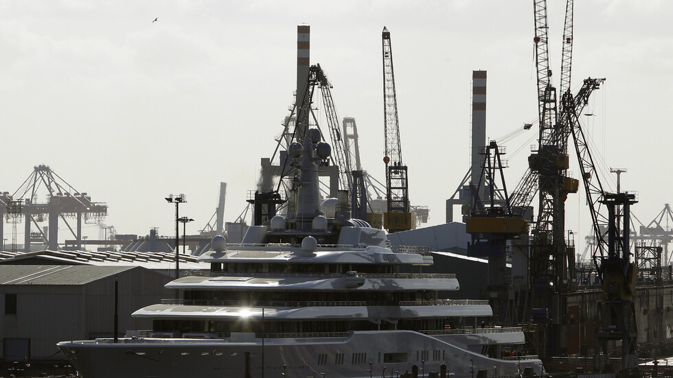 يخت الملياردير الروسي رومان أبراموفيتش الجديد يظهر للمرة الأولى في حوض بناء السفن الألماني (صور)