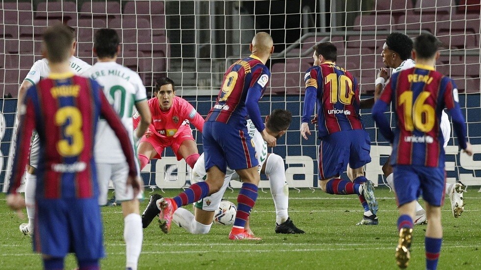 ميسي يقود برشلونة للفوز على إلتشي بثلاثية وينفرد بصدارة هدافي 