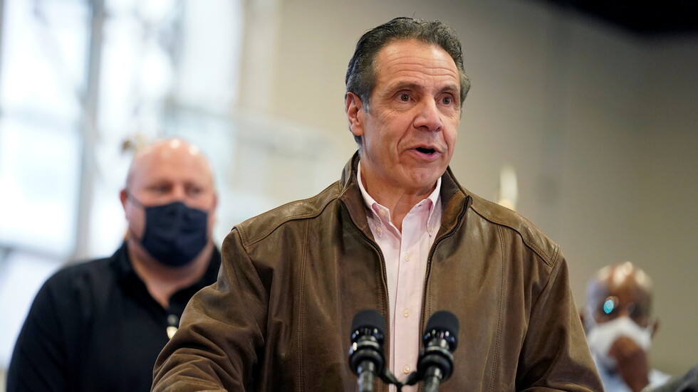 حاكم نيويورك يواجه تهما بالتحرش الجنسي بإحدى مساعداته