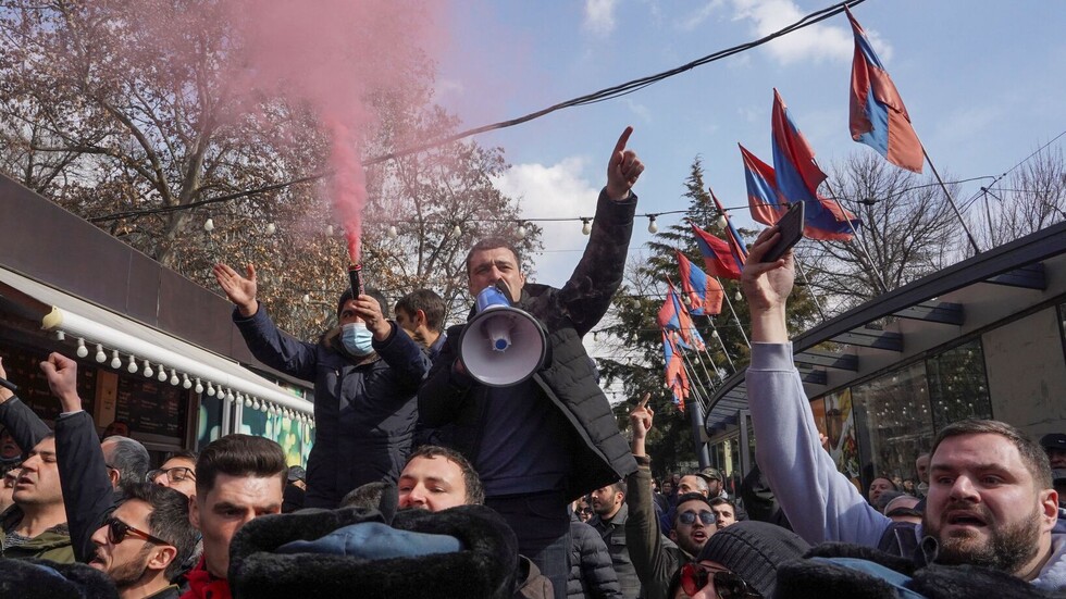 لافروف يبحث مع وزير خارجية أرمينيا آخر المستجدات في يريفان