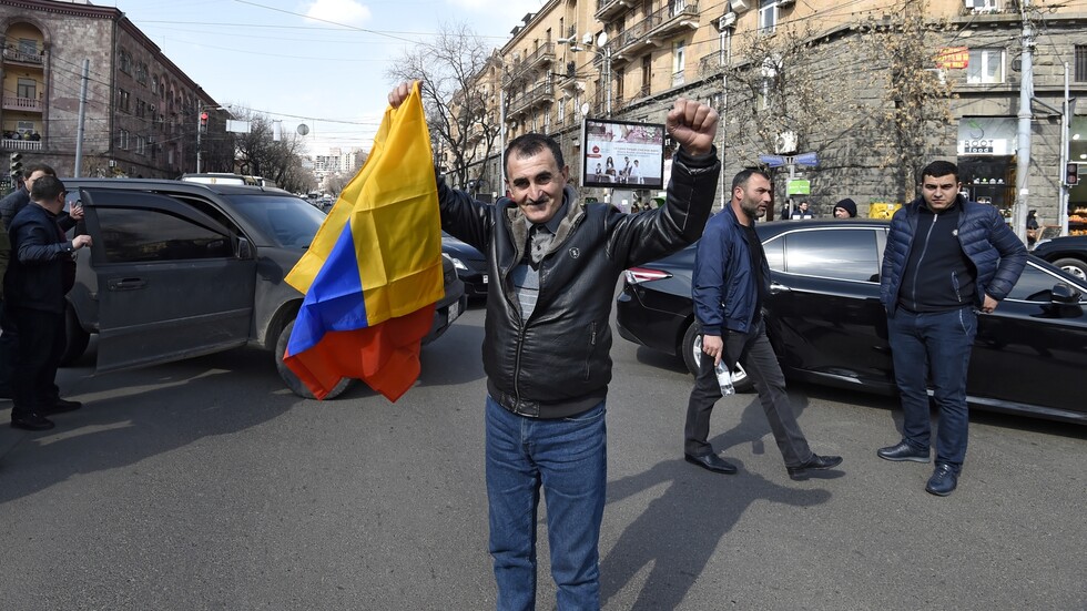 وسط توتر متصاعد.. تحليق الطيران الحربي في سماء يريفان