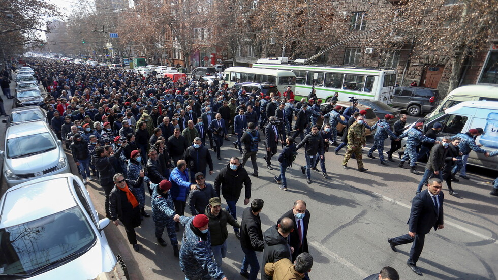 الجيش والشارع وباشينيان.. ماذا يحدث في أرمينيا الآن؟
