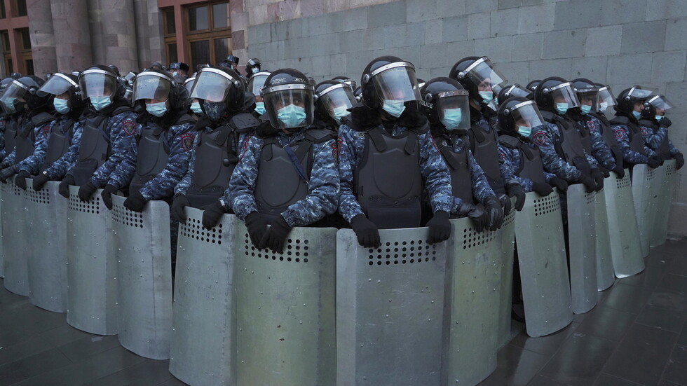 ضباط بارزون في شرطة أرمينيا ينضمون لطلب تنحي باشينيان والمعارضة تحاصر البرلمان